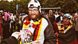 Welches Team diesem Sportsfreund den Kopf verdreht hat, ist unschwer zu erkennen. Bei ihm scheint es sich um eine in Fankreisen bekannte Person zu handeln – denn er hat Autogramm-Karten parat.