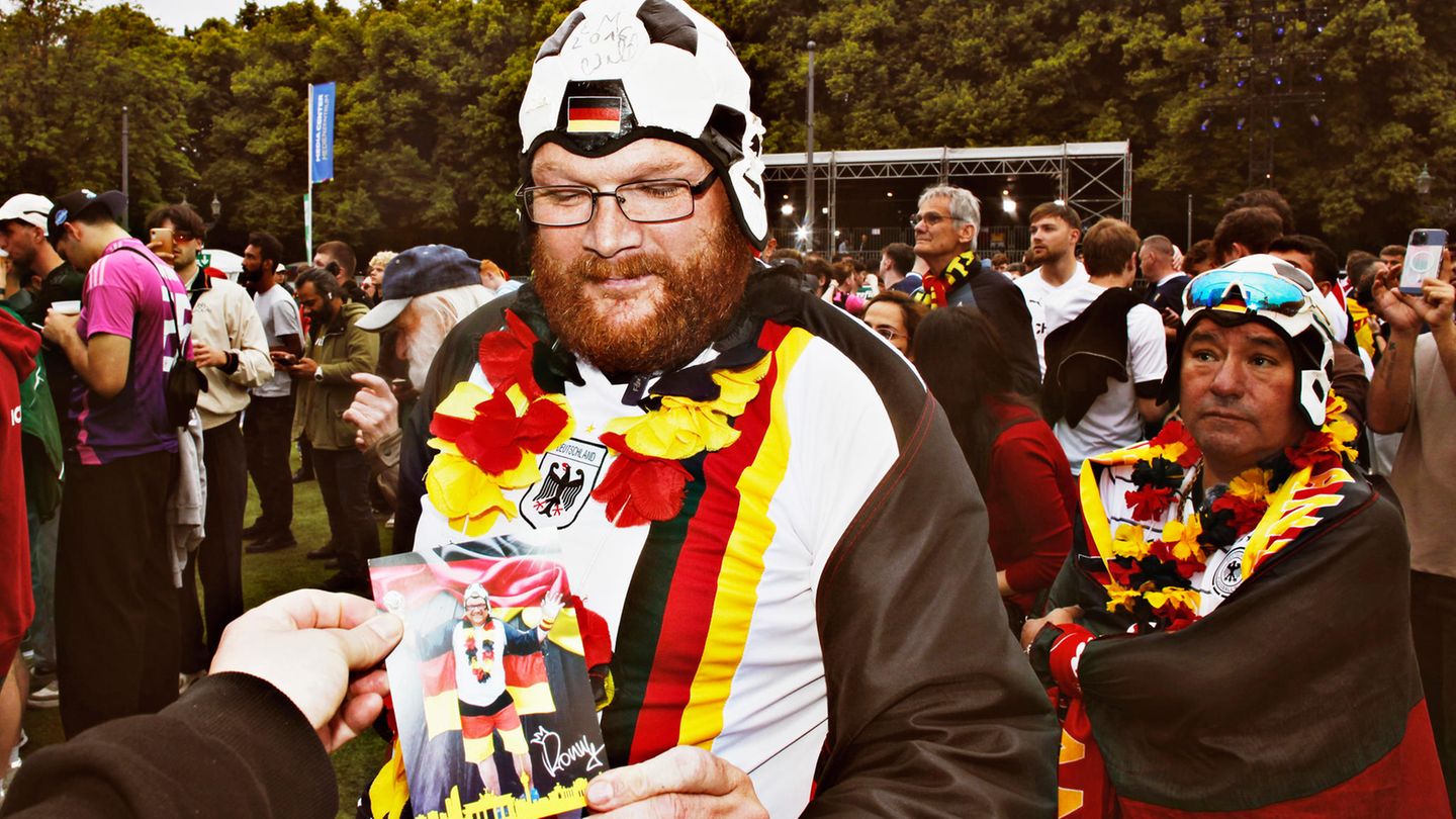 Welches Team diesem Sportsfreund den Kopf verdreht hat, ist unschwer zu erkennen. Bei ihm scheint es sich um eine in Fankreisen bekannte Person zu handeln – denn er hat Autogramm-Karten parat.
