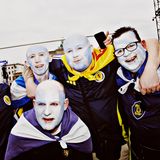 Bei diesen Anhängern muss man wahrscheinlich zweimal hingucken, bis man erkennt, dass sie Schotten-Fans sind. Gespart wurde weder an Schminke noch an guter Laune.