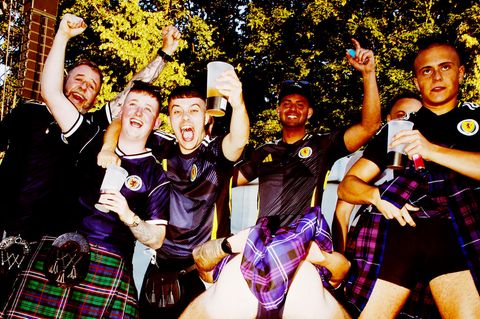 Bock auf Party? Immer! In landestypischem Kilt und erstaunlicher Fitness freuen sich die Schottland-Fans aufs Spiel.