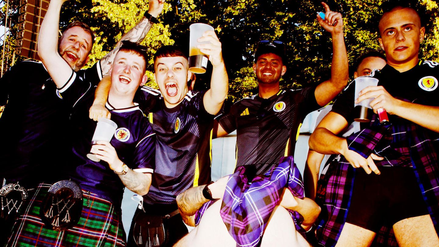 Bock auf Party? Immer! In landestypischem Kilt und erstaunlicher Fitness freuen sich die Schottland-Fans aufs Spiel.