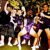 Bock auf Party? Immer! In landestypischem Kilt und erstaunlicher Fitness freuen sich die Schottland-Fans aufs Spiel.