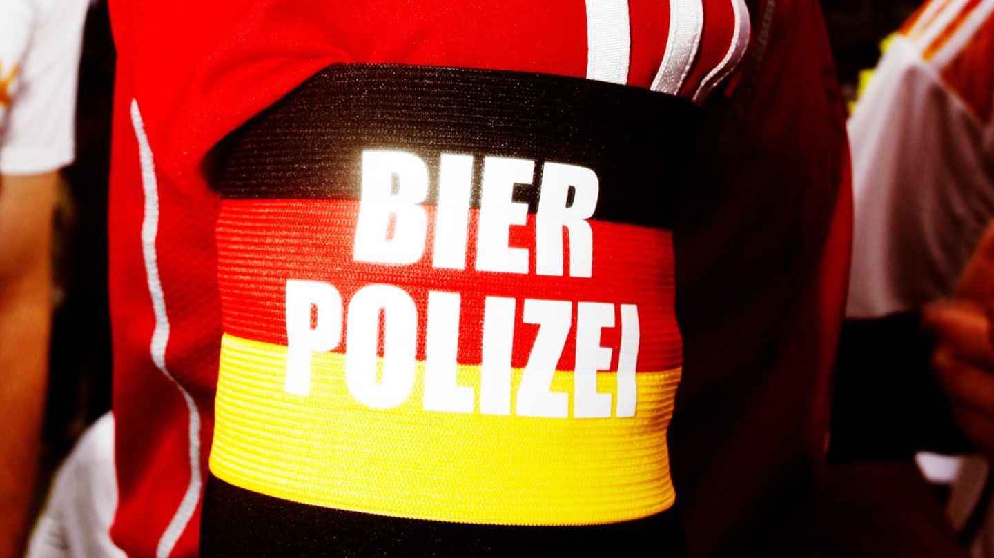 Etwas andern Humor hat dieser Deutschland-Fan. Ob er wohl die Preise fürs Pils oder die Füllmengen kontrollieren möchte?