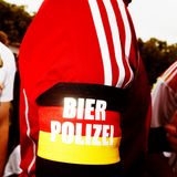 Etwas andern Humor hat dieser Deutschland-Fan. Ob er wohl die Preise fürs Pils oder die Füllmengen kontrollieren möchte?