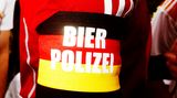 Etwas andern Humor hat dieser Deutschland-Fan. Ob er wohl die Preise fürs Pils oder die Füllmengen kontrollieren möchte?