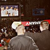 Dann ging es los. Im Glanze des Leinwandlichtes blühen Anspannung und Vorfreude, als die Nationalhymnen erklingen.