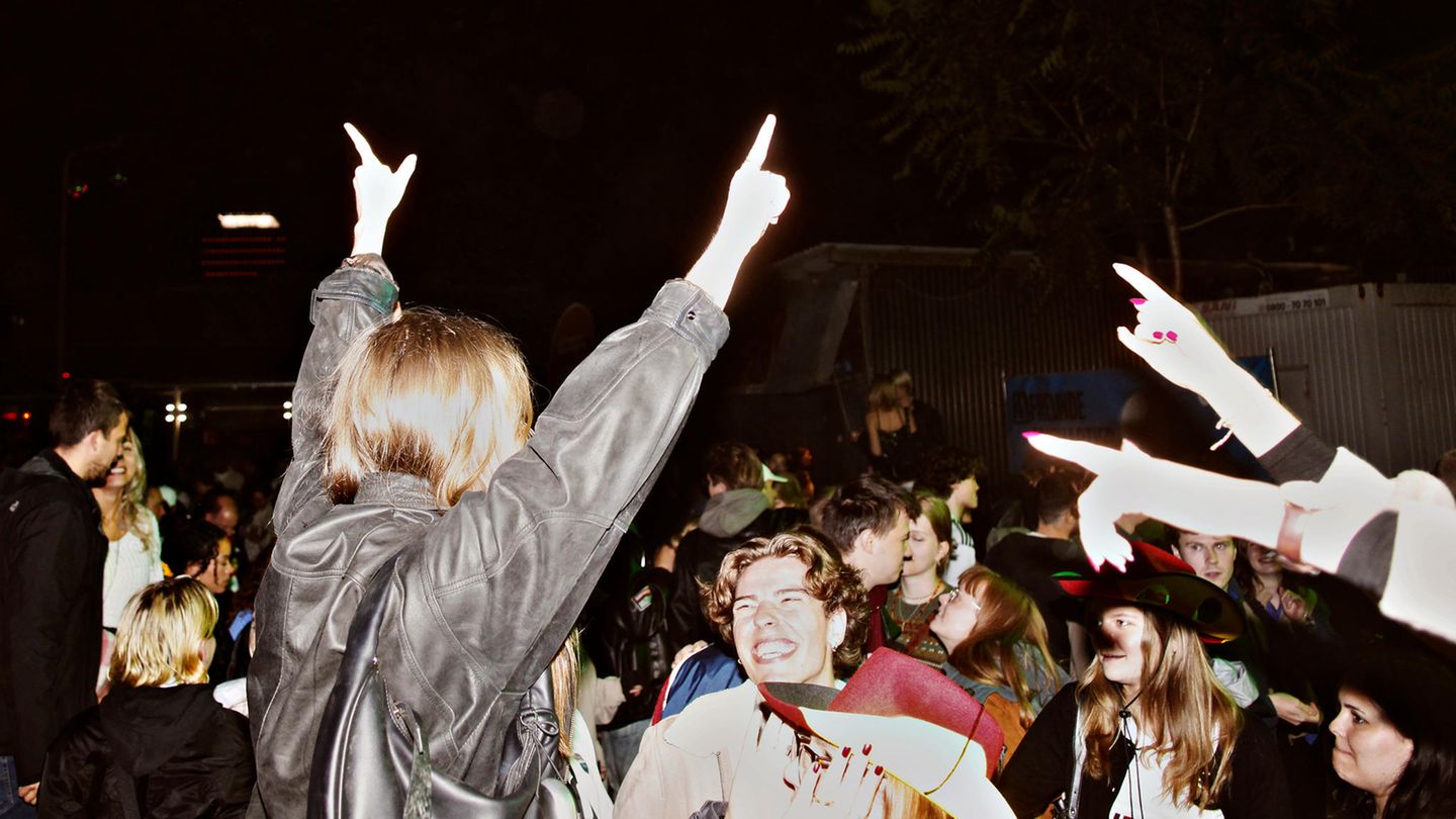 Unbändiger Jubel, Freude und Ausgelassenheit nach dem Sieg der DFB-Elf. In ganz Berlin – und nicht nur dort – dürften die Fangesänge noch bis tief in die nacht hörbar gewesen sein.