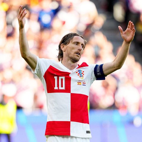 Luka Modrić hebt verzweifelt die Arme