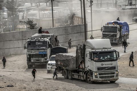 Lastwagen mit Hilfsgütern fahren über den Grenzübergang Kerem Schalom in den Gazastreifen ein