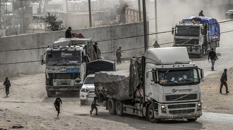 Lastwagen mit Hilfsgütern fahren über den Grenzübergang Kerem Schalom in den Gazastreifen ein