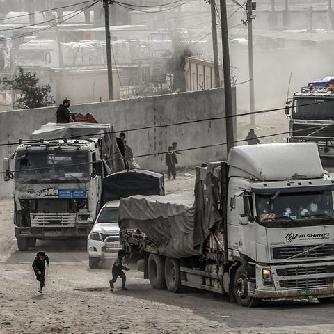 Lastwagen mit Hilfsgütern fahren über den Grenzübergang Kerem Schalom in den Gazastreifen ein