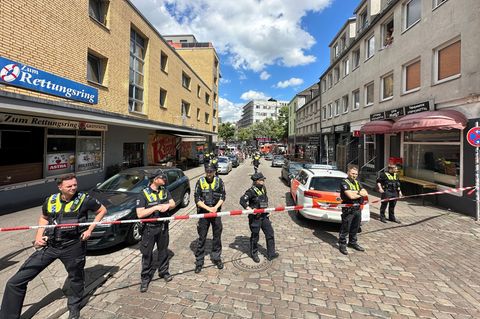 Die Polizei sperrt nach einem Einsatz einen Bereich nahe der Reeperbahn ab. Ein Mann hatte zuvor mit einer Spitzhacke Polizisten bedroht