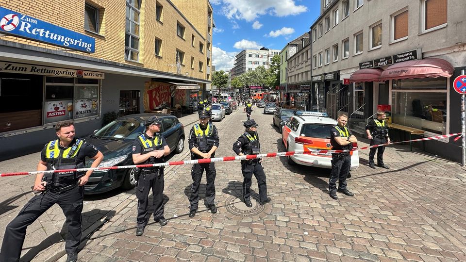 The police abandon an area near the Reeperbahn after an operation.  A man has already threatened a policeman with a pickaxe