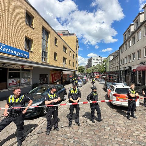 Die Polizei sperrt nach einem Einsatz einen Bereich nahe der Reeperbahn ab. Ein Mann hatte zuvor mit einer Spitzhacke Polizisten bedroht