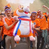 Mehrere Zehntausend niederländische Fußballfans sind in einem Fanmarsch durch Hamburg-St. Pauli und die Neustadt gelaufen