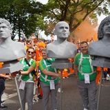 Drei Fans tragen drei niederländische Fußballlegenden beim Fanmarsch durch Hamburg. In der Mitte sieht man Arjen Robben und die rechte Büste soll Ruud Dil Gullit, ehemaliger Mannschaftskapitän der Nationalmannschaft von 1988, darstellen. 