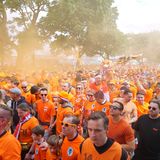 Die Fans der niederländischen Nationalmannschaft tauchten bei ihrem Fanmarsch die Hamburger Innenstadt zwischenzeitlich in orange. Das Team tritt heute gegen Polen in der EM-Vorrunde an. 