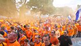 Die Fans der niederländischen Nationalmannschaft tauchten bei ihrem Fanmarsch die Hamburger Innenstadt zwischenzeitlich in orange. Das Team tritt heute gegen Polen in der EM-Vorrunde an. 