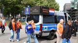 Die Hamburger Polizei heißt die niederländischen Fans willkommen 