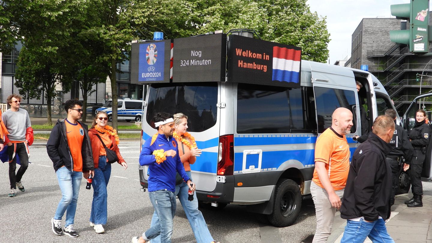 Die Hamburger Polizei heißt die niederländischen Fans willkommen 