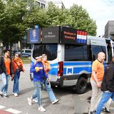 Die Hamburger Polizei heißt die niederländischen Fans willkommen 