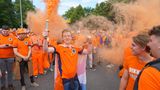 Alles muss orange sein: Von Federboas bis hin zu Bengalos