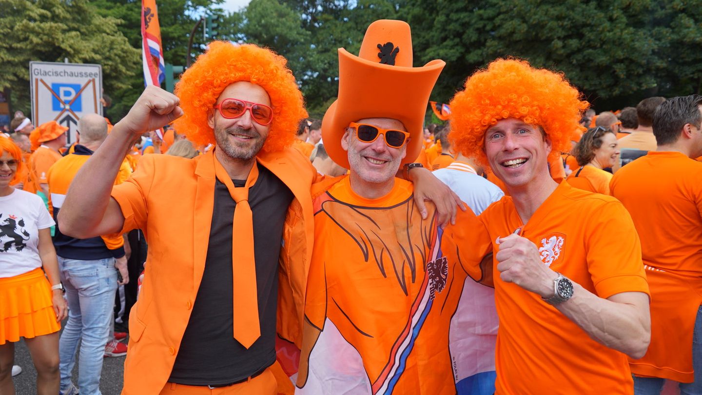 Hamburg wird in orange getaucht: Ob mit Perücken, übergroßen Hüten oder Federboas – die Hansestadt hat einen Farbklecks bekommen