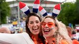 Die ersten Fans finden sich voller Vorfreude vor dem EM-Spiel gegen Polen bereits vor dem Hamburger Volksparkstadion ein