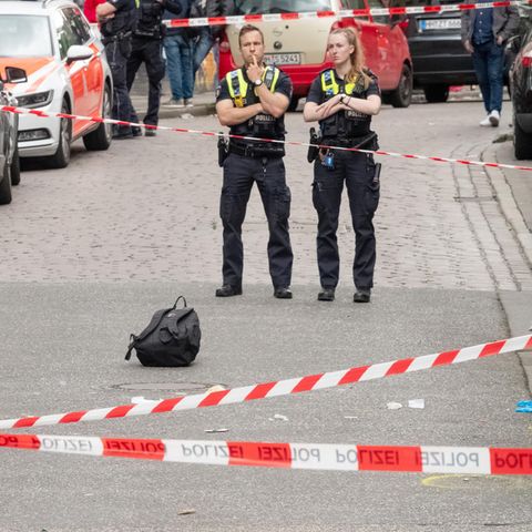 Polizisten vor einem Absperrband nahe der Reeperbahn in Hamburg
