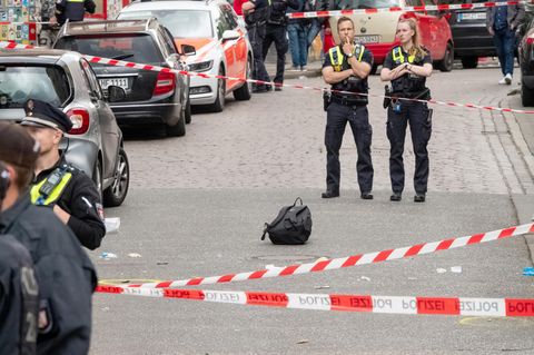 Polizisten vor einem Absperrband nahe der Reeperbahn in Hamburg