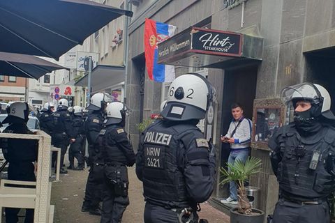 Kräfte der britischen Militär-Polizei patrouillieren in der Innenstadt. Foto: Fabian Strauch/dpa