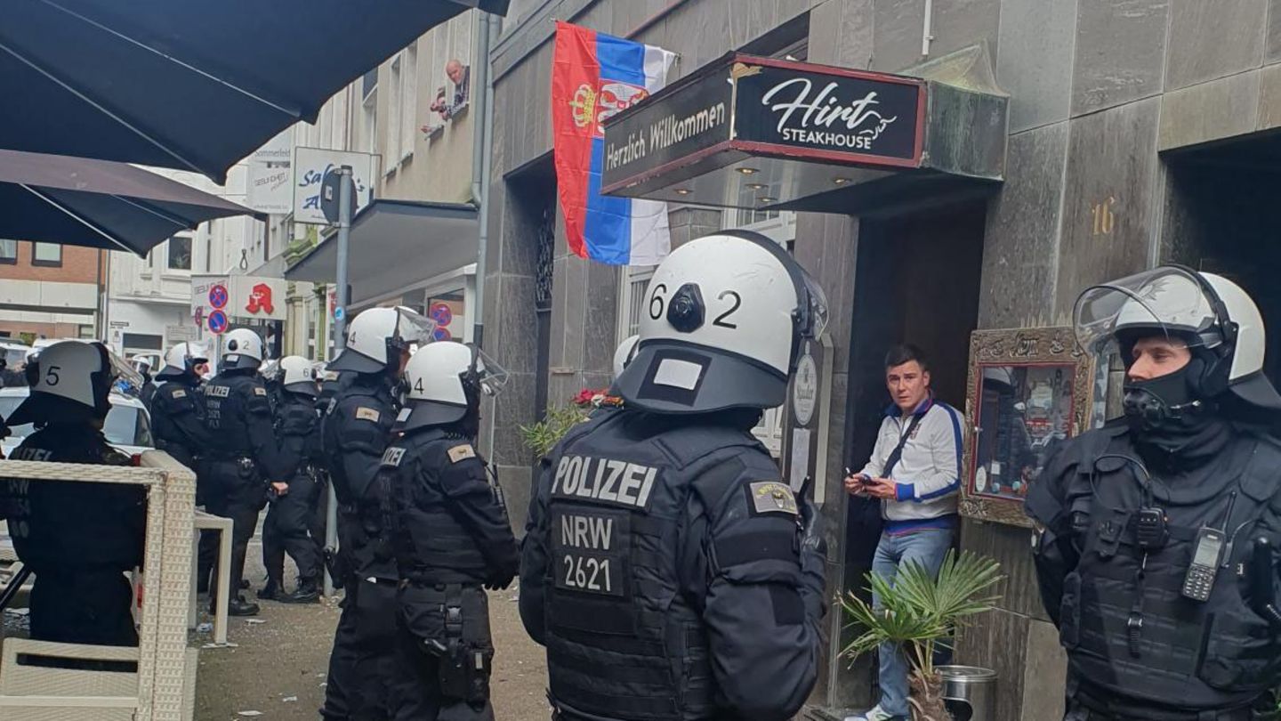 Kräfte der britischen Militär-Polizei patrouillieren in der Innenstadt. Foto: Fabian Strauch/dpa
