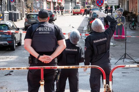 Die Polizei sperrt bei Ermittlungen einen Bereich nahe der Reeperbahn ab