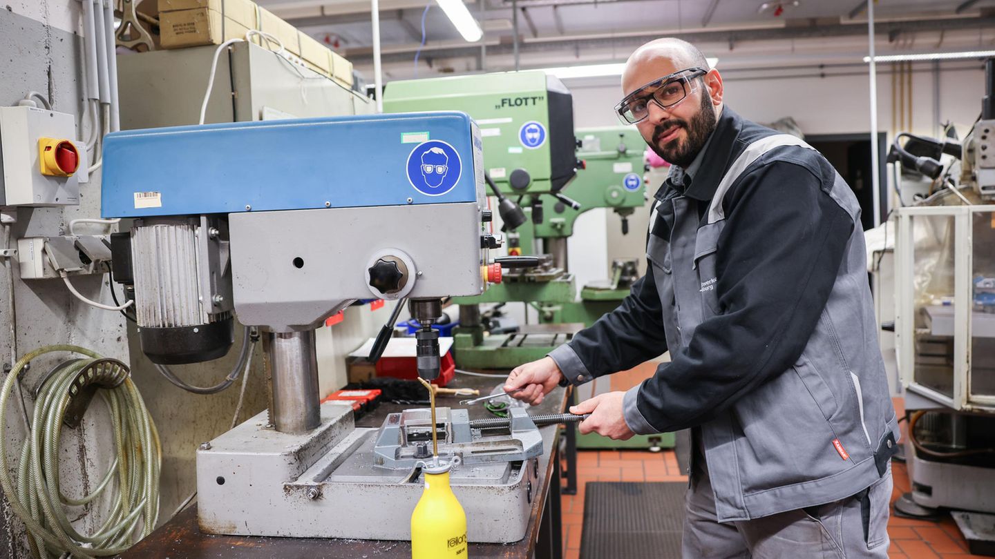 Tent: How companies like SAP want to get more refugees into work