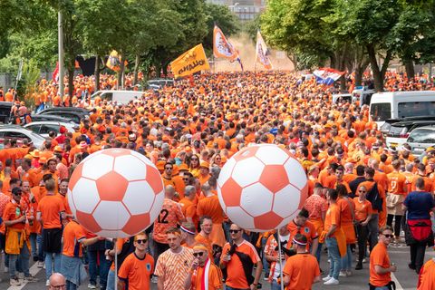 Orangene Invasion: Niederländische Fans feiern Mega-Party in Hamburg