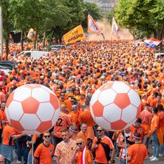 Orangene Invasion: Niederländische Fans feiern Mega-Party in Hamburg