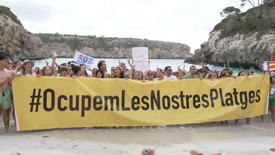 300 Mallorquiner besetzen beliebten "Instagram-Strand"