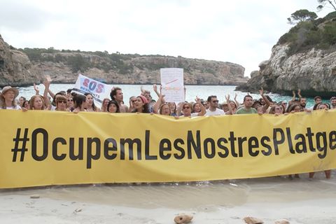 300 Mallorquiner besetzen beliebten "Instagram-Strand"