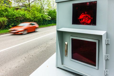 Blitzerwarner und schnell vorbeifahrendes Auto