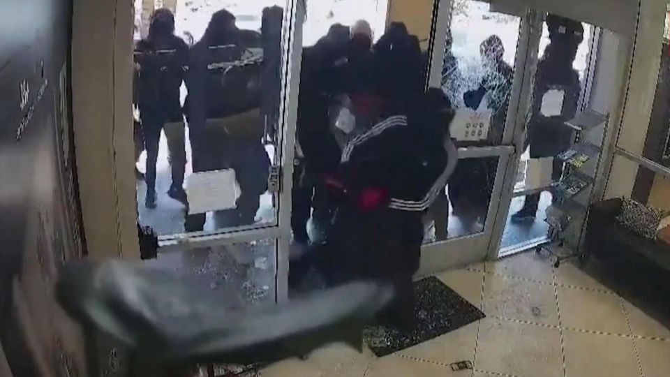 In nur zwei Minuten: 20 Diebe rauben Juweliergeschäft aus