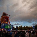 In Gelsenkirchen über dem Public Viewing Areal zur EM 2024 im Nordsternpark ein Regenbogen zu sehen