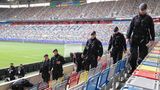 Polizisten schreiten in Düsseldorf die Sitzreihen des Stadions vor der Fußball-EM 2024 ab