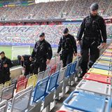 Polizisten schreiten in Düsseldorf die Sitzreihen des Stadions vor der Fußball-EM 2024 ab