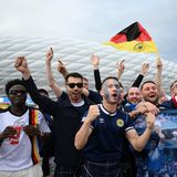 Rund 21 Millionen Euro lässt sich München die EM 2024 nach Angaben eines Pressesprechers kosten. Am teuersten seien die Sicherheit (8 Millionen Euro), die Fanzone (5 Millionen Euro) sowie die Durchführung der Veranstaltung (4,8 Millionen Euro). In der Allianz-Arena "wurden lediglich Steh- in Sitzplätze umgewandelt. Dementsprechend halten sich die Beträge hier in Grenzen."