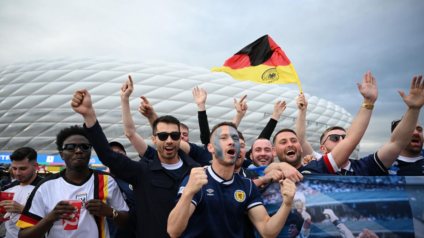 Rund 21 Millionen Euro lässt sich München die EM 2024 nach Angaben eines Pressesprechers kosten. Am teuersten seien die Sicherheit (8 Millionen Euro), die Fanzone (5 Millionen Euro) sowie die Durchführung der Veranstaltung (4,8 Millionen Euro). In der Allianz-Arena "wurden lediglich Steh- in Sitzplätze umgewandelt. Dementsprechend halten sich die Beträge hier in Grenzen."