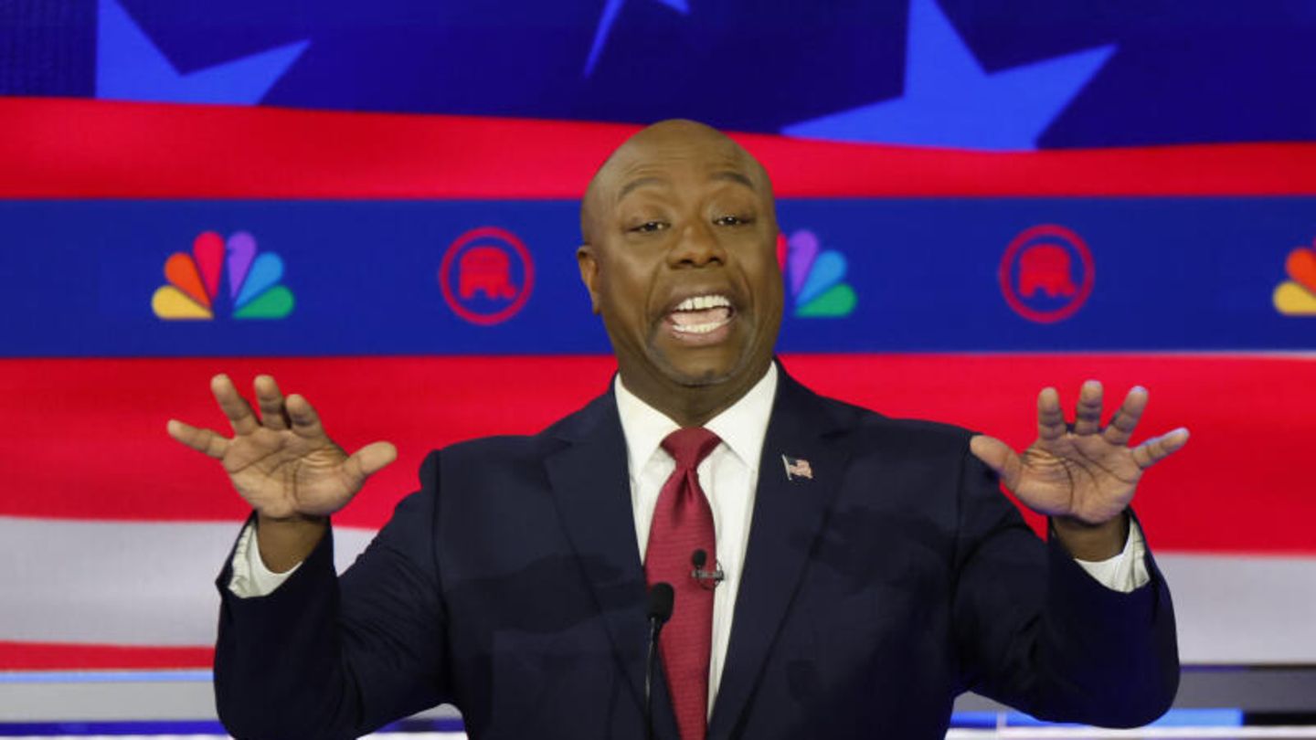 Tim Scott Er ist der wohl prominenteste schwarze Republikaner des Landes: Seit Tim Scott, Senator aus South Carolina, aus dem Rennen um die Präsidentschaftskandidatur ausgestiegen ist, wird er als vielversprechender Kandidat für das Vize-Amt gehandelt. "Ich liebe dich einfach", begrüßte er Trump zu dessen Siegesrede bei den Vorwahlen in New Hampshire und rührte fleißig die Werbetrommel: "Wir brauchen Donald Trump." Pro: Umgekehrt weiß auch Trump um Scotts zahlreiche Vorzüge: Als einziger schwarzer Senator der Republikaner ist er Parteiliebling, gilt als einer der erfolgreichsten konservativen Spendensammler und könnte als strenggläubiger Christ Trumps Beliebtheit unter den Evangelikalen steigern. "Sie sind ein viel besserer Kandidat für mich, als Sie es für sich selbst waren", bringt es Trump auf den Punkt. Contra: Das größte Manko: seine fehlende Präsenz in Debatten. Scotts Unfähigkeit, in drei Vorwahldebatten für denkwürdige Momente zu sorgen, könnte für ein mögliches Aufeinandertreffen mit Vizepräsidentin Kamala Harris nichts Gutes verheißen.