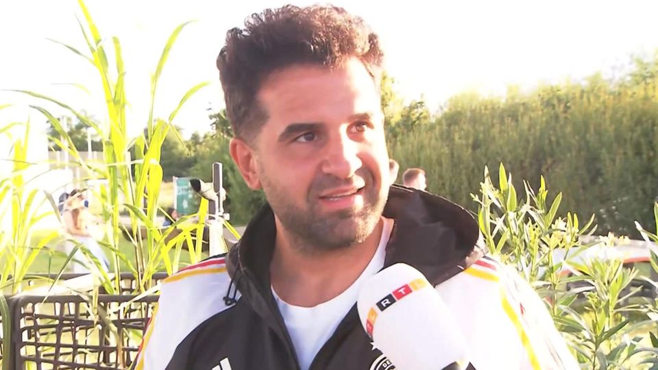 Mit einem Ex-Nationalspieler fing alles: Promi-Friseur schneidet Nationalelf die Haare