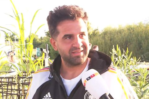 Mit einem Ex-Nationalspieler fing alles: Promi-Friseur schneidet Nationalelf die Haare