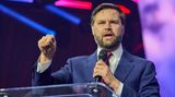 Yale-Absolvent, Bestsellerautor und Senats-Jungspund: J.D. Vance, 39, Senator aus Ohio, ist eine der schillerndsten Persönlichkeiten auf Trumps Favoritenliste. Kritisierte der Finanzmanager im Wahlkampf 2016 noch Trumps politische Vorstellungen und dessen harsche Rhetorik gegen Einwanderer, schlug er sich vier Jahre später auf die Seite des Ex-Präsidenten. Mit Trumps Support zog er 2022 in den Senat ein und vertritt dort seither maßgebliche Positionen der "Make America Great Again"-Bewegung. Landesweit bekannt wurde der Yale-Absolvent mit dem Bestseller "Hillbilly Elegy" über seine Kindheit im Mittleren Westen.  Pro: Im "Loyalitäts-Check" schafft es Vance trotz seiner "Never Trump"-Vergangenheit auf eine 10/10. Der Republikaner gilt als einer der energischsten Verteidiger des Ex-Präsidenten – sowohl im Senat als auch vor laufender Fernsehkamera. Selbst im Schweigegeld-Prozess zeigte er sich an Trumps Seite im Gerichtssaal. Zudem vertreten beide ähnliche Ansichten in Sachen Einwanderung und Handel.    Contra: Sein Alter. Mit 39 Jahren ist Vance fast halb so alt wie Trump und läuft dadurch Gefahr, dem Ex-Präsidenten das Rampenlicht zu stehlen. Hinzu kommt, dass Vance dieselbe Wählerbasis wie Trump anspricht und wohl kaum neue Stimmen in den umkämpften Swing States bringen würde.