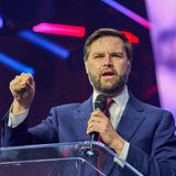 Yale-Absolvent, Bestsellerautor und Senats-Jungspund: J.D. Vance, 39, Senator aus Ohio, ist eine der schillerndsten Persönlichkeiten auf Trumps Favoritenliste. Kritisierte der Finanzmanager im Wahlkampf 2016 noch Trumps politische Vorstellungen und dessen harsche Rhetorik gegen Einwanderer, schlug er sich vier Jahre später auf die Seite des Ex-Präsidenten. Mit Trumps Support zog er 2022 in den Senat ein und vertritt dort seither maßgebliche Positionen der "Make America Great Again"-Bewegung. Landesweit bekannt wurde der Yale-Absolvent mit dem Bestseller "Hillbilly Elegy" über seine Kindheit im Mittleren Westen.  Pro: Im "Loyalitäts-Check" schafft es Vance trotz seiner "Never Trump"-Vergangenheit auf eine 10/10. Der Republikaner gilt als einer der energischsten Verteidiger des Ex-Präsidenten – sowohl im Senat als auch vor laufender Fernsehkamera. Selbst im Schweigegeld-Prozess zeigte er sich an Trumps Seite im Gerichtssaal. Zudem vertreten beide ähnliche Ansichten in Sachen Einwanderung und Handel.    Contra: Sein Alter. Mit 39 Jahren ist Vance fast halb so alt wie Trump und läuft dadurch Gefahr, dem Ex-Präsidenten das Rampenlicht zu stehlen. Hinzu kommt, dass Vance dieselbe Wählerbasis wie Trump anspricht und wohl kaum neue Stimmen in den umkämpften Swing States bringen würde.